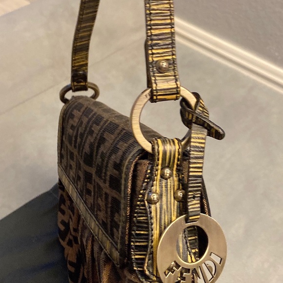 Almost like new Fendi small shoulder bag - Picture 3 of 4